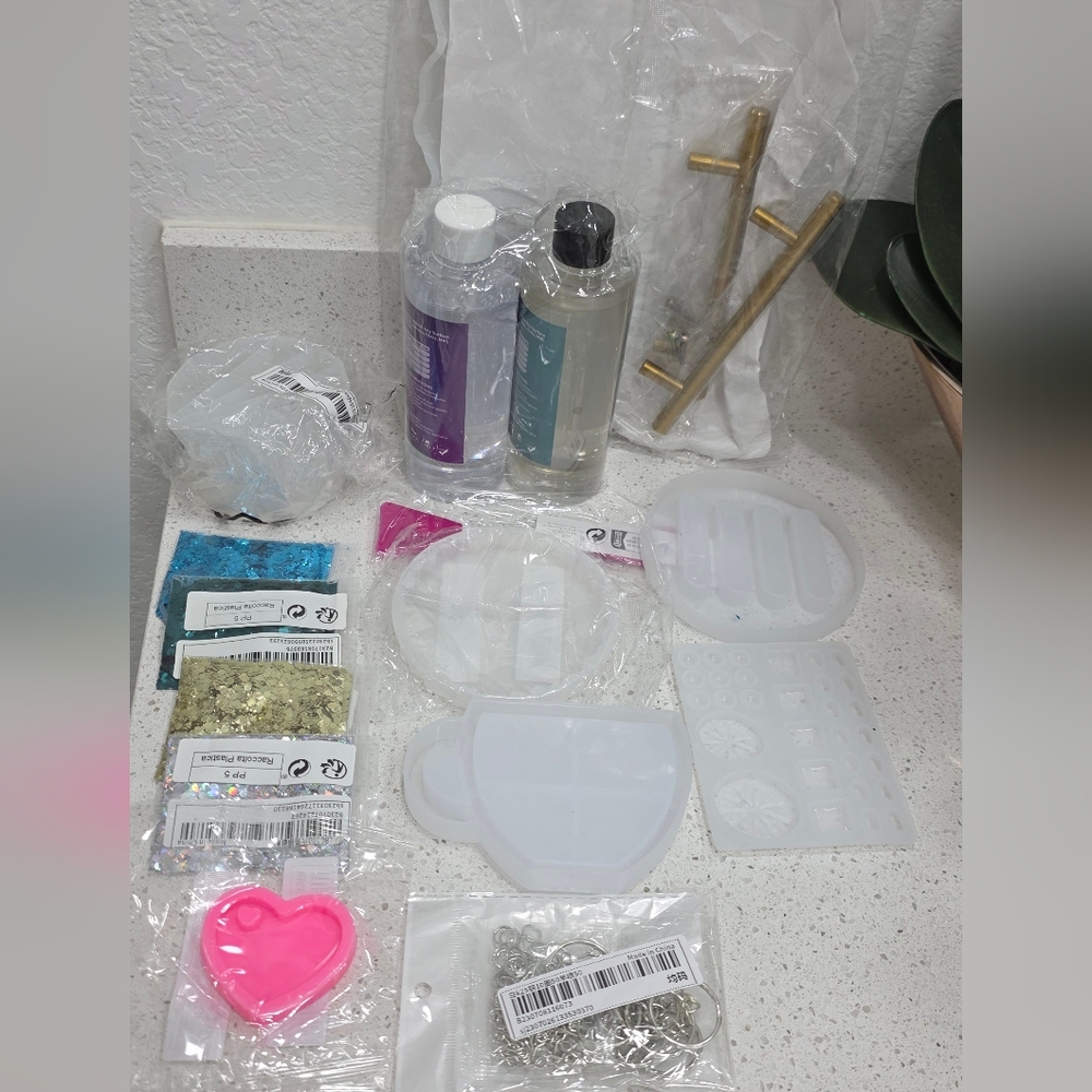 Resin Craft Mold & Glitter Kit with Pink Heart Mold - White/Clear/Gold/Blue